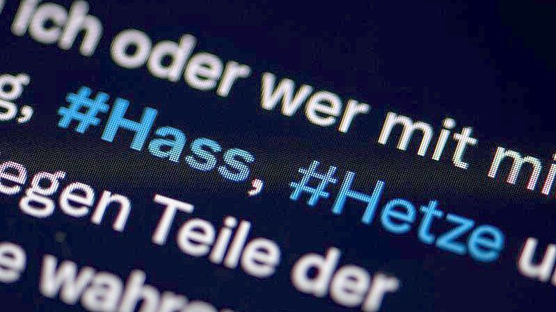 Die Hashtags Hass und Hetze in einem Twitter-Post auf einem Smartphone-Bildschirm. Foto: Fabian Sommer/dpa/Symbolbild