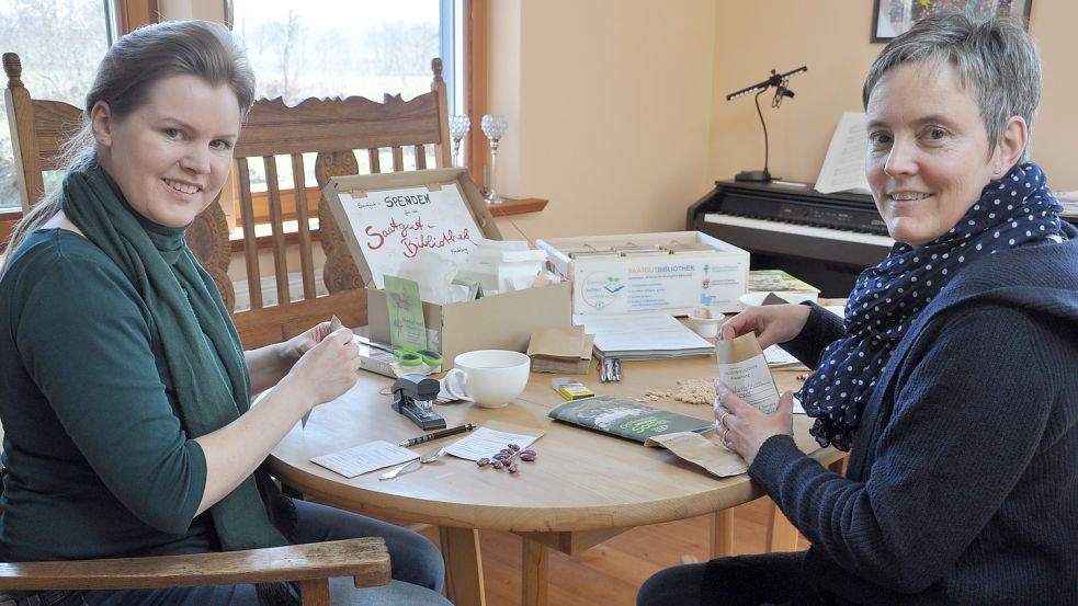 Sabine Meyerholz (links) und Wienke Crevecoeur machen das Saatgut bereit für die Ausleihe: Sie zählen, tüten ein und beschriften. Foto: Ullrich