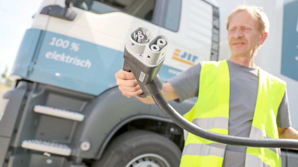 In Nortmoor soll es bald eine Stromtankstelle mit einer Ladesäule für E-Lastwagen geben. Foto: Woitas/DPA