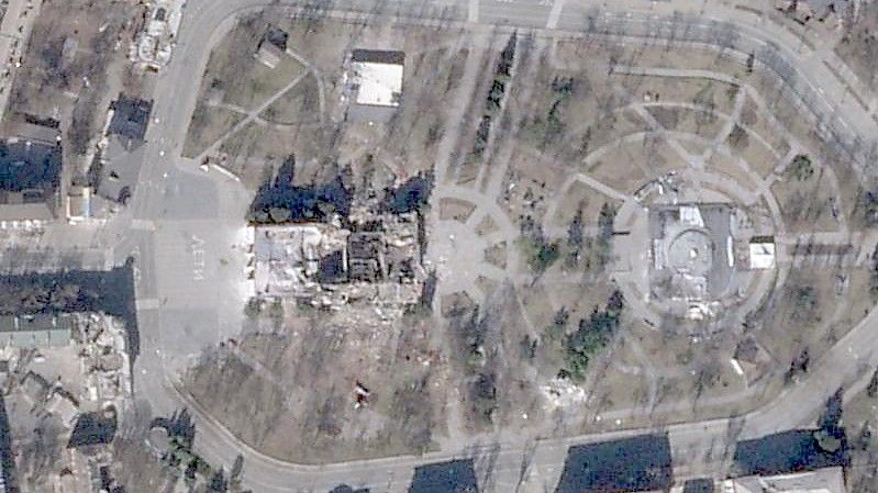 Ein Satellitenfoto zeigt die Innenstadt des schwer umkämpften Mariupol, unter anderem das zerstörte Theater der Stadt. Foto: Planet Labs Pbc/Planet Labs PBC/AP/dpa