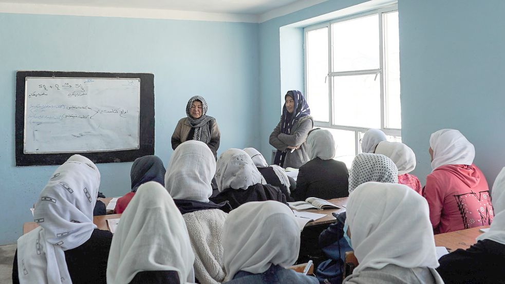 Ein Bild aus Zeiten, in denen Mädchenschulen in Afghanistan noch erlaubt waren. Foto: imago images/ITAR-TASS