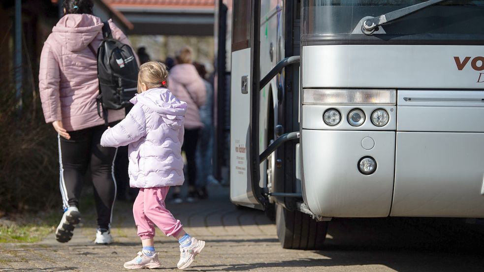 Sumte in der niedersächsischen Gemeinde Amt Neuhaus am Dienstag: Ukrainische Flüchtlinge steigen an der Flüchtlingsunterkunft aus einem Bus. Foto: Schulze/dpa