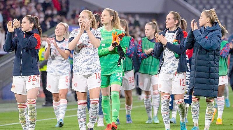 Die Münchner Spielerinnen bedanken sich nach dem Spiel gegen Paris bei den Fans. Foto: Sven Hoppe/dpa