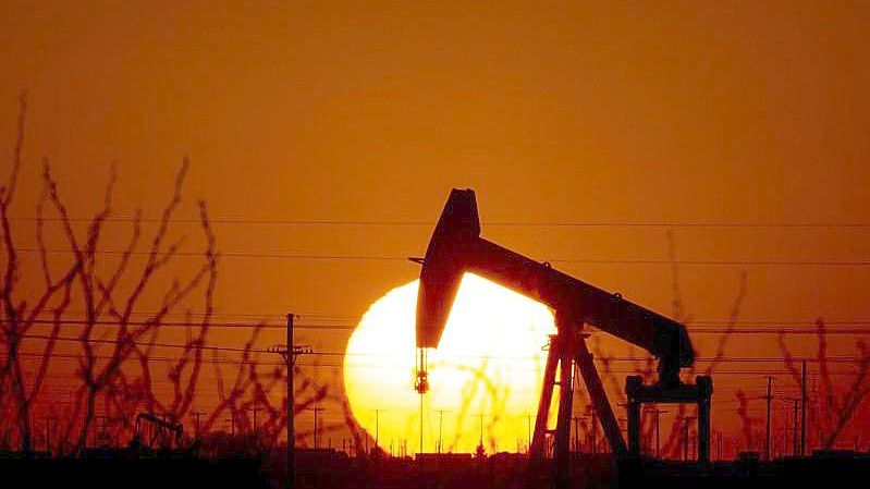 Eine Tiefpumpe während des Sonnenuntergangs in Texas. Die USA haben bereits ein Importverbot für russisches Rohöl verhängt. Foto: Jacob Ford/Odessa American/AP/dpa