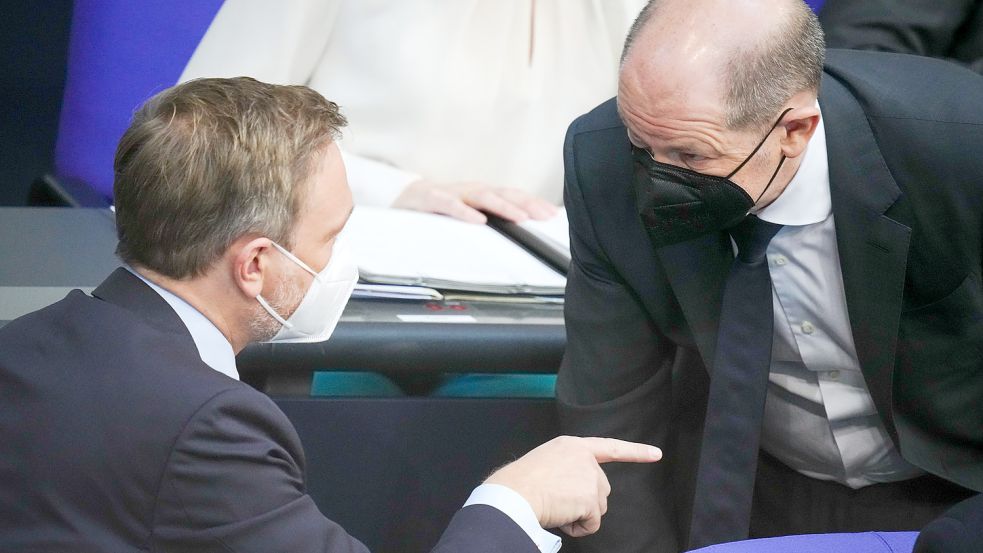 Uneinig in Sachen Spritpreisbremse: Christian Linder (FPD, l.) und Olaf Scholz. Foto: Kay Nietfeld/dpa