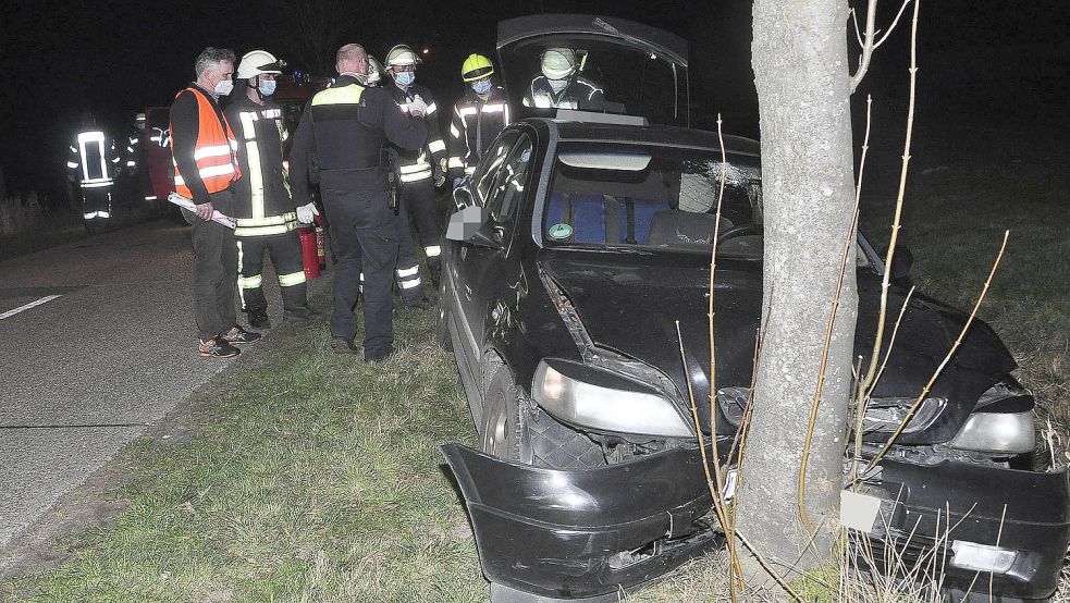 Das Auto prallte frontal gegen einen Baum. Foto: Wolters