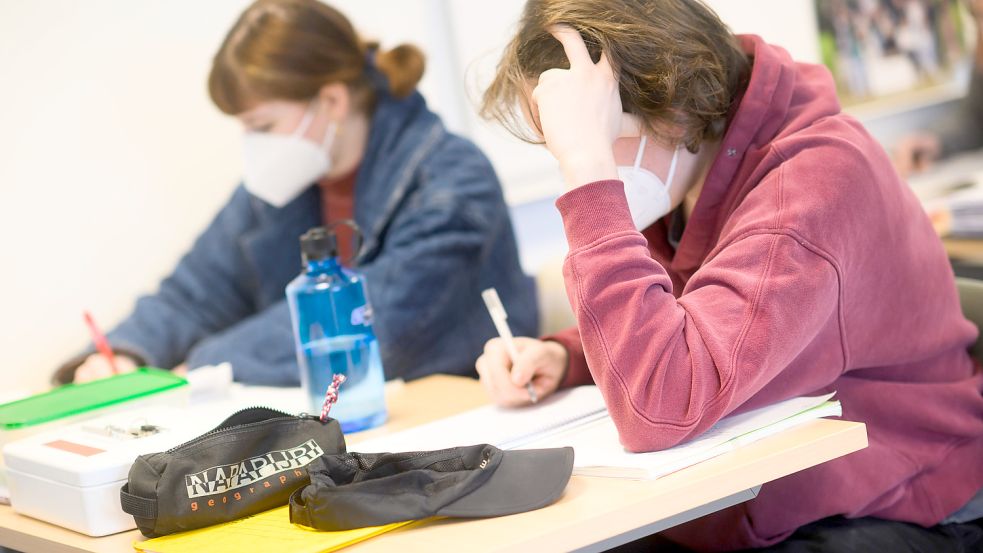 Die Zahl der Klausuren an Niedersachsens Schulen ist in diesem Jahr wegen Corona reduziert. Foto: Julian Stratenschulte/dpa