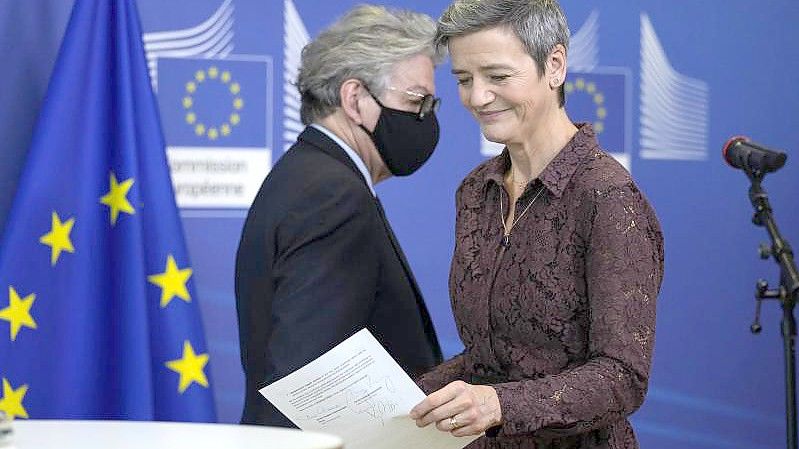 Laut EU-Kommissarin Margrethe Vestager (r) belasten die Sanktionen gegen Moskau die EU-Wirtschaft auch in den kommenden Monaten. (Archivbild). Foto: Virginia Mayo/Pool AP/dpa