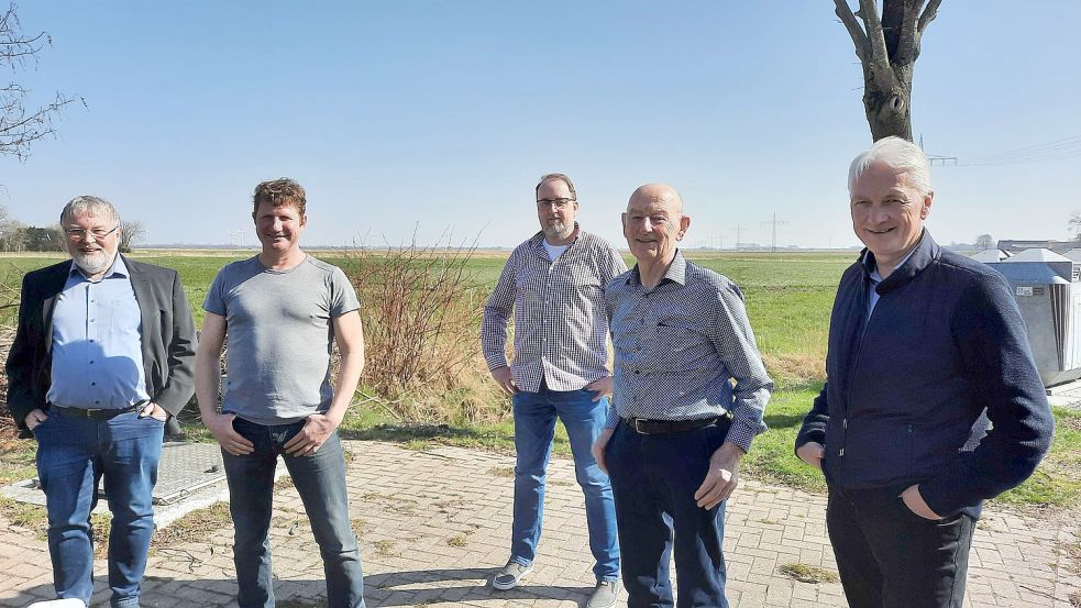 Die Deichacht bestehend aus Heiko Albers (von links), Gerold Lübben, Udo Gronewold und Adolf Wilken (rechts) verabschiedete Klaus de Wall (2. von rechts). Foto: Kierstein