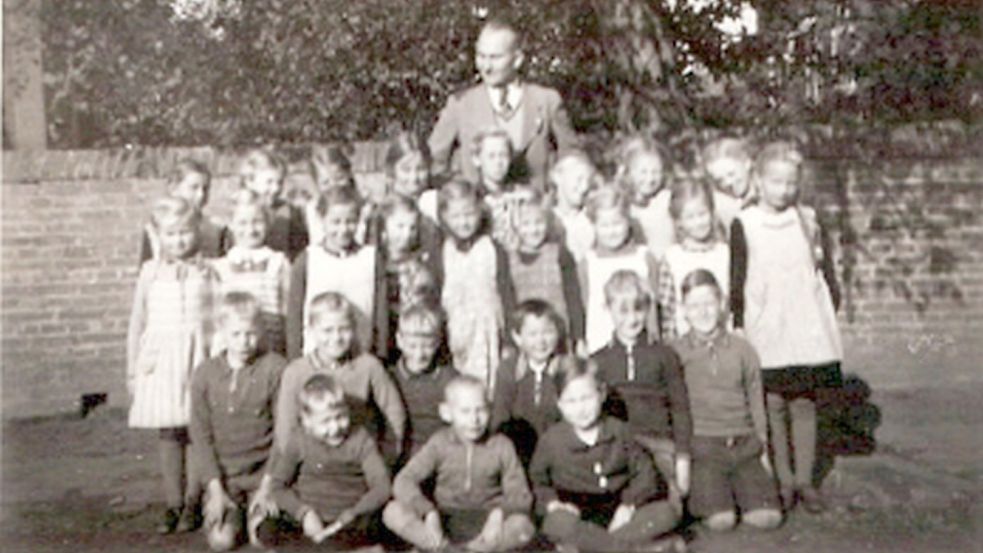 Hier sind Kinder bei ihrer Einschulung in Loppersum im Jahr 1938 zu sehen. Sie könnten zu den Autorinnen und Autoren der damaligen Feldpostbriefe gezählt haben. Der Erwachsene in dem Bild ist ihr damaliger Lehrer Gottfried Knostmann, der allerdings nur sieben Monate lang unterrichtete, ehe er selbst in den Krieg ziehen musste. Knostmann fiel am 20. September 1943. Fotos: Privat