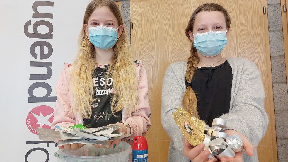Mayra Wilts (links) und Jule Hoffmann haben viele Aluminium-Verpackungen aus dem Müll gesammelt und studiert. Fotos: Hanssen