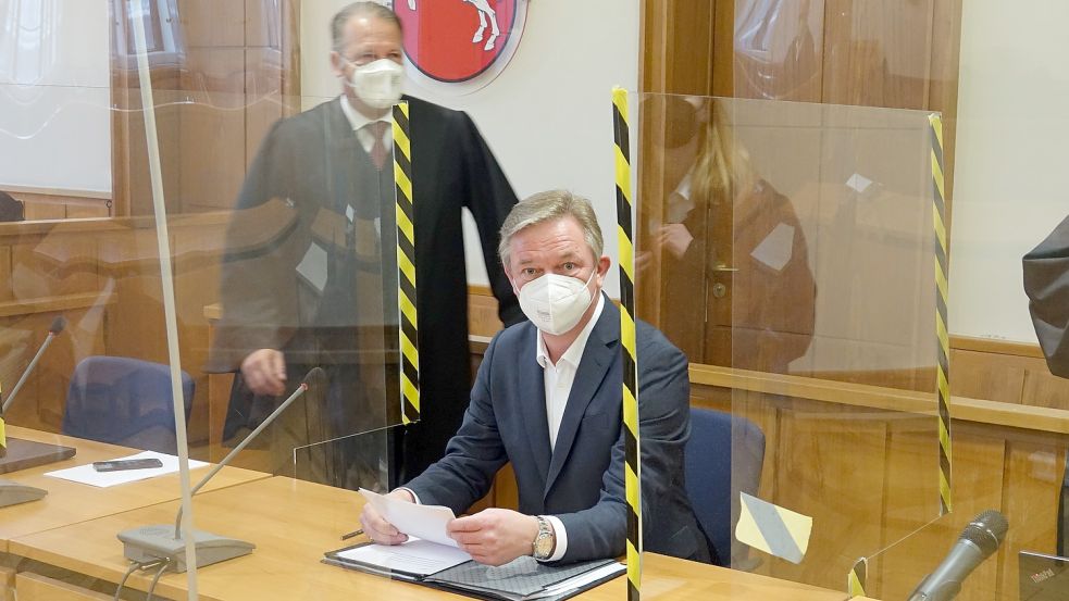 Die Staatsanwaltschaft hat gegen den ehemaligen EWE-Chef Matthias Brückmann (sitzend) vor dem Oldenburger Landgericht eine Bewährungsstrafe beantragt. Foto: Kohler/dpa
