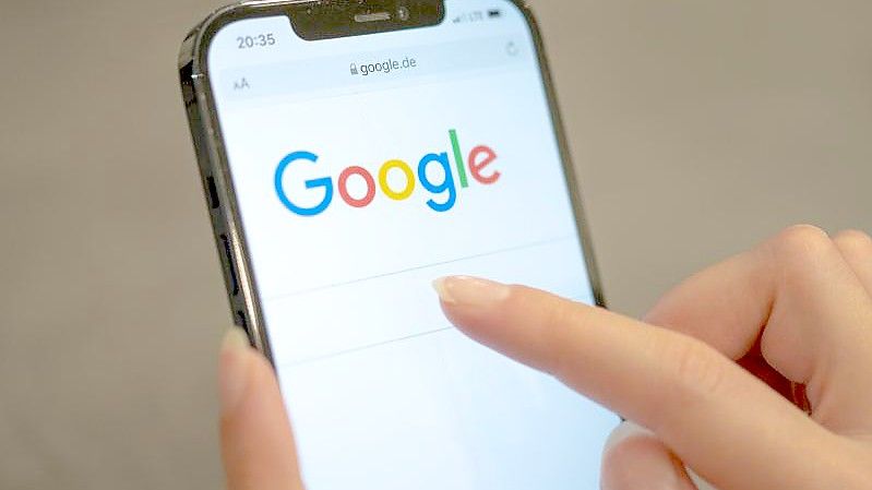 Unabhängige Informationen über den Ukraine-Krieg sind in Russland immer schwerer zu bekommen. Nun hat die dortige Medienaufsichtsbehörde Google News blockiert. Foto: Mohssen Assanimoghaddam/dpa