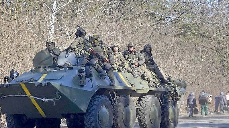 Ukrainische Soldaten auf einem gepanzerten Mannschaftswagen in der Region Wyschgorod nahe Kiew. Foto: Efrem Lukatsky/AP/dpa