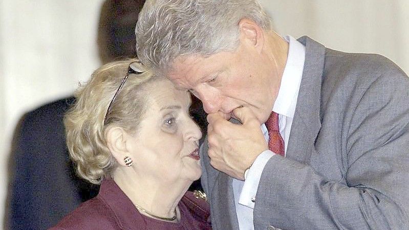 Der damalige US-Präsident Bill Clinton bespricht sich mit Madeleine Albright, bevor er die Abschlusserklärung des Nahost-Gipfels im Jahr 2000 abgibt. Foto: Jerome Delay/AP/dpa