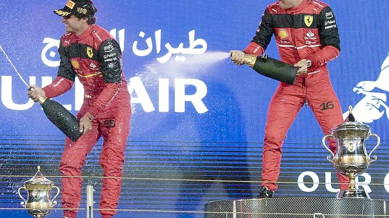 Haben Bahrain-Sieger Charles Leclerc (r) und sein Ferrari-Teamkollege Carlos Sainz auch in Saudi-Arabien Grund zum Feiern?. Foto: Hassan Ammar/AP/dpa