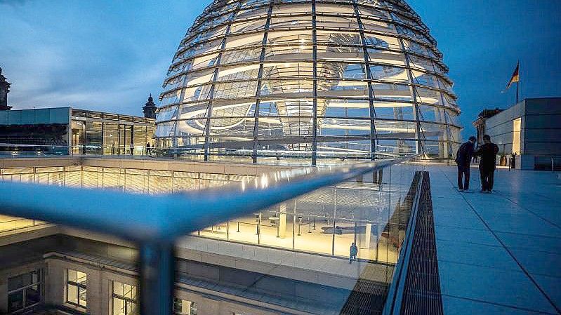 Die Kuppel des Bundestages in Berlin. Die Ampel-Spitzen sind sich beim Energiepreis-Entlastungspaket einig geworden. Foto: Michael Kappeler/dpa