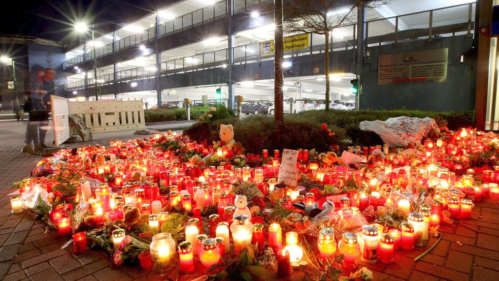 Ein Meer aus Kerzen und Blumen am Tatort: Viele Emder versammelten sich am Parkhaus, um ihrer Trauer Ausdruck zu verleihen. Foto: Archiv