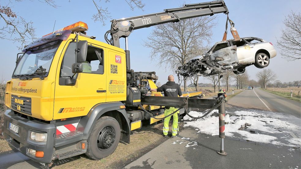 Der Unfallwagen, dessen Fahrer am Dienstagmorgen in Simonswolde unter Alkoholeinfluss von der Straße abkam. Der Fahrer wurde schwer verletzt. Foto: Böning