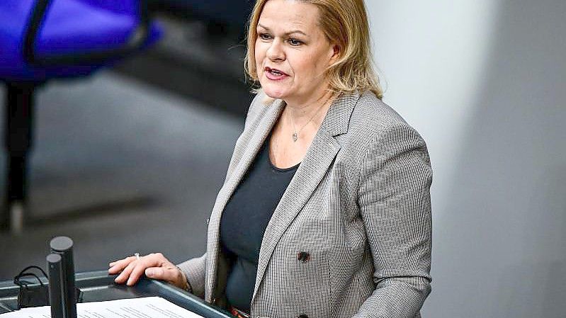 Bundesinnenministerin Nancy Faeser bei der Plenarsitzung im Deutschen Bundestag. Foto: Fabian Sommer/dpa