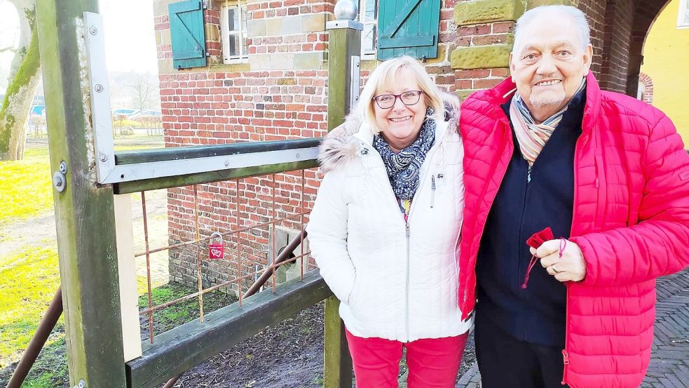 Helmut Bensing und seine Frau Waltraut brachten an der Manningaburg das allererste Schloss an. Foto: Heimatverein Krummhörn