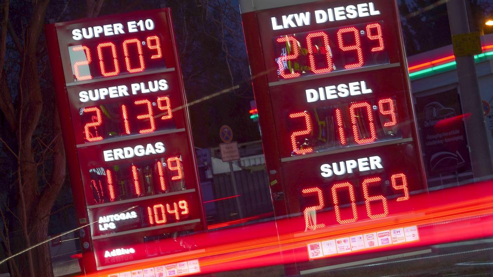 Zumindest für eine begrenzte Zeit könnte der Tankstopp bald etwas günstiger werden. Foto: Carstensen/dpa