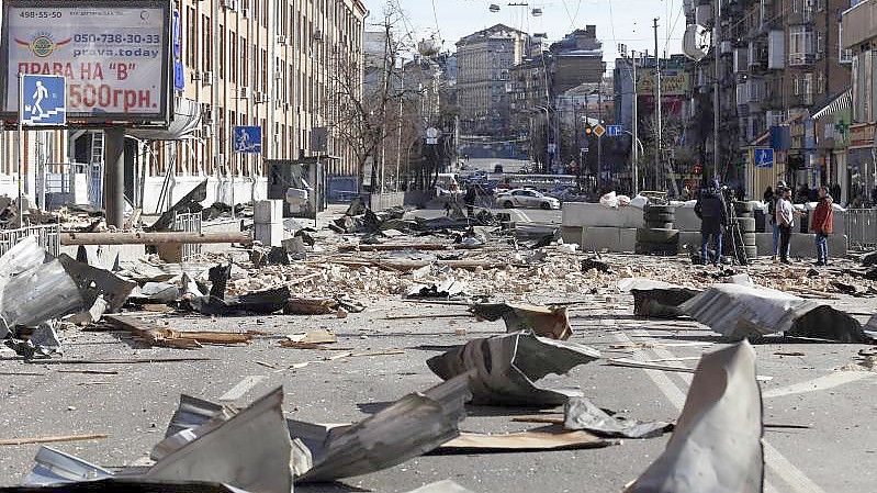 Trümmer liegen auf einer Straße in Kiew. Foto: Mohammad Javad Abjoushak/SOPA Images via ZUMA Press Wire/dpa