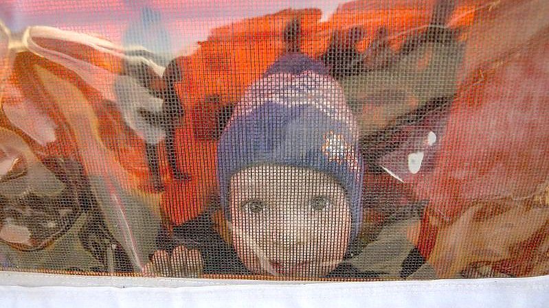 Dieser Junge hat es mit seiner Familie über die Grenze nach Rumänien geschafft - und damit in Sicherheit. Foto: Andreea Alexandru/AP/dpa