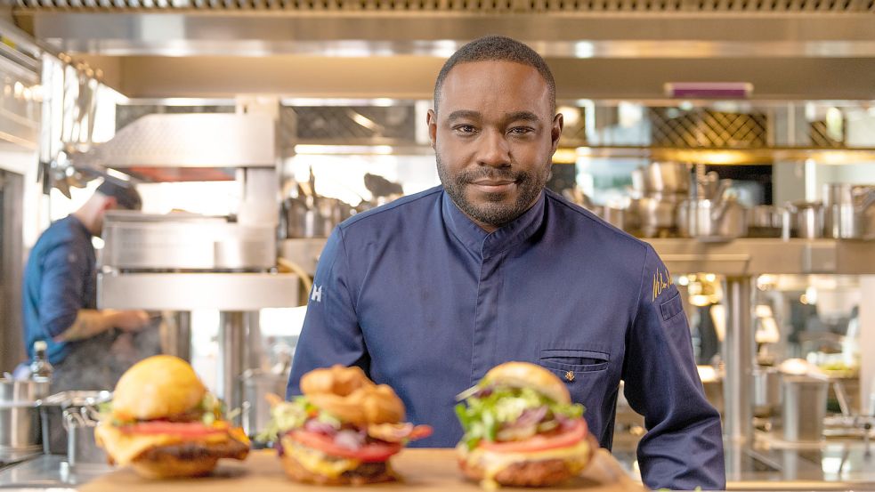 Nelson Müller greift zwar auch gelegentlich zu Burger, Pizza und Currywurst - gesunde Ernährung liegt dem Sternekoch dennoch am Herzen. Foto: ZDF/Lars Döring