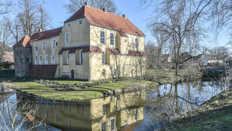 Die Manningaburg in Pewsum gehörte einst den Edenhuizens. Hier wurde 1872 Hermine geboren, die später als Medizinerin eine bemerkenswerte Karriere machte. Fotos: Ortgies (1)/privat (3)