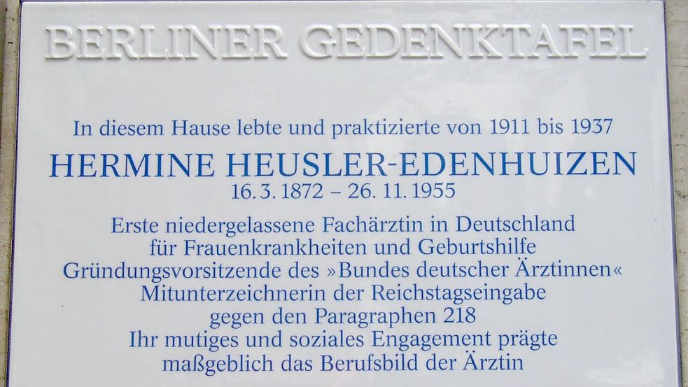 Diese Gedenktafel am ehemaligen Wohnhaus des Ehepaares Heusler in der Rankestraße 35 in Berlin ist im November 2002 enthüllt worden.