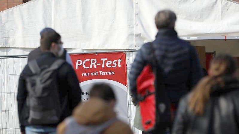 Eine Teststation am Holstentor in Lübeck. Foto: Christian Charisius/dpa