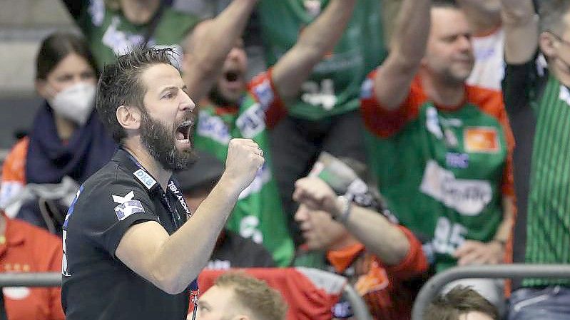 Der Magdeburger Trainer Bennet Wiegert jubelt über einen Treffer seiner Mannschaft. Foto: Ronny Hartmann/dpa-Zentralbild/dpa