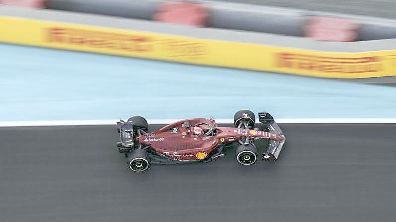 Der Monegasse Charles Leclerc ist im ersten Training zum Großen Preis von Saudi-Arabien im Ferrari-Boliden Bestzeit gefahren. Foto: Hassan Ammar/AP/dpa
