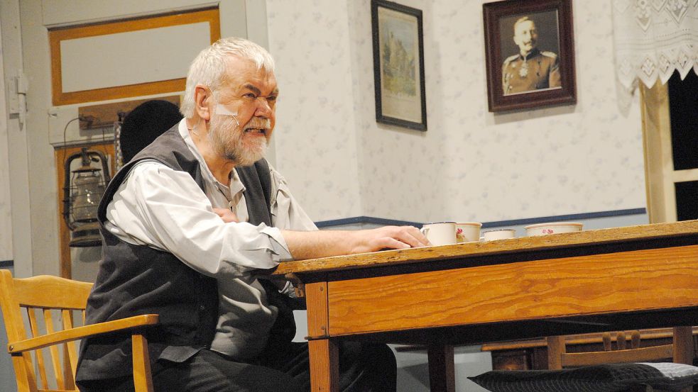 In seinem Element: Johann Wienbeuker als grantelnder Bauer auf der Theaterbühne in „Lütte witte Siedenschoh“. Foto: Behrends