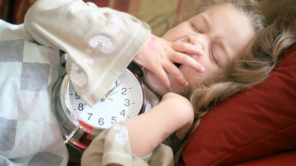 Vielen Kindern fällt das Aufstehen nach der Umstellung auf die Sommerzeit schwer. Foto: Herby (Herbert) Me/www.stockabdobe.com