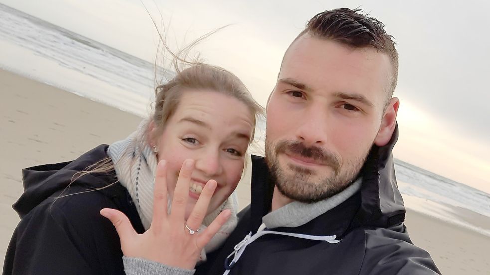 Die gebürtige Borkumerin Jessica Schmiedgen und ihr Verlobter Henning Balssen wollten auf Borkum standesamtlich heiraten. Doch in der Woche vor ihrer Hochzeit wurden beide positiv auf das Coronavirus getestet. Um doch noch in diesem Frühjahr auf der Insel getraut zu werden, haben sie sich eine kreative Alternative überlegt. Foto: privat