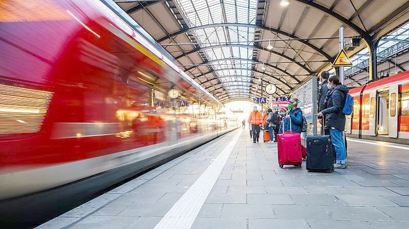 Für 90 Tage soll eine Fahrkarte für 9 Euro pro Monat eingeführt werden. Foto: Andreas Arnold/dpa