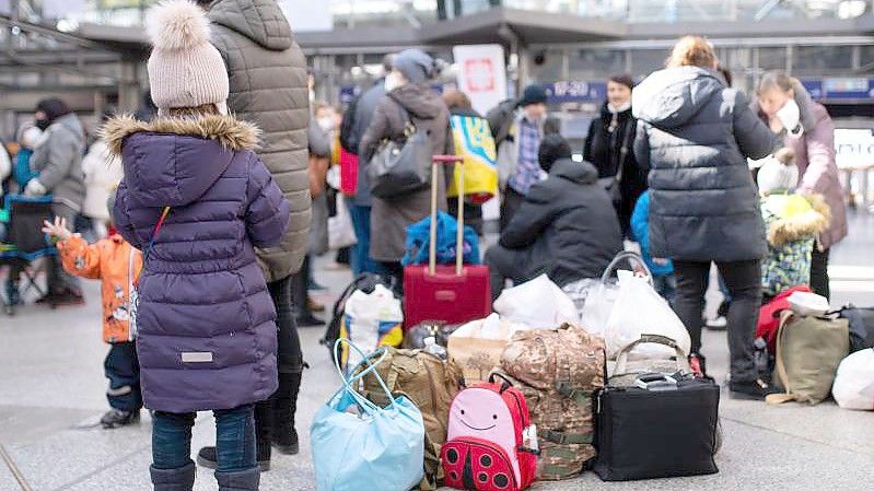Flüchtlinge aus der Ukraine am Hauptbahnhof in München. Der Deutsche Lehrerverband rechnet mit der Ankunft von bis zu 250.000 schulpflichtigen ukrainischen Kindern. Foto: Sven Hoppe/dpa