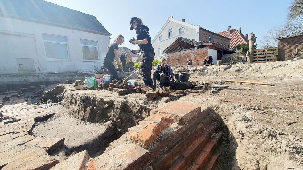 Sonnenschein und blauer Himmel: Die Arbeitsbedingungen bei der Lehrgrabung in Weener waren ideal. Foto: Gettkowski