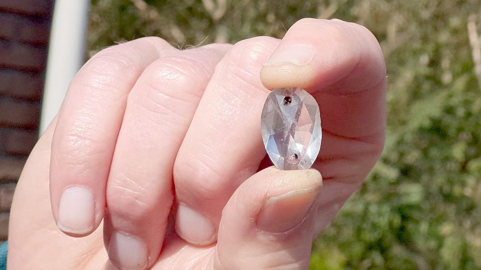 Diese geschliffene Glasteilchen hing wahrscheinlich an einem Gläsernen Leuchter. Foto: Gettkowski