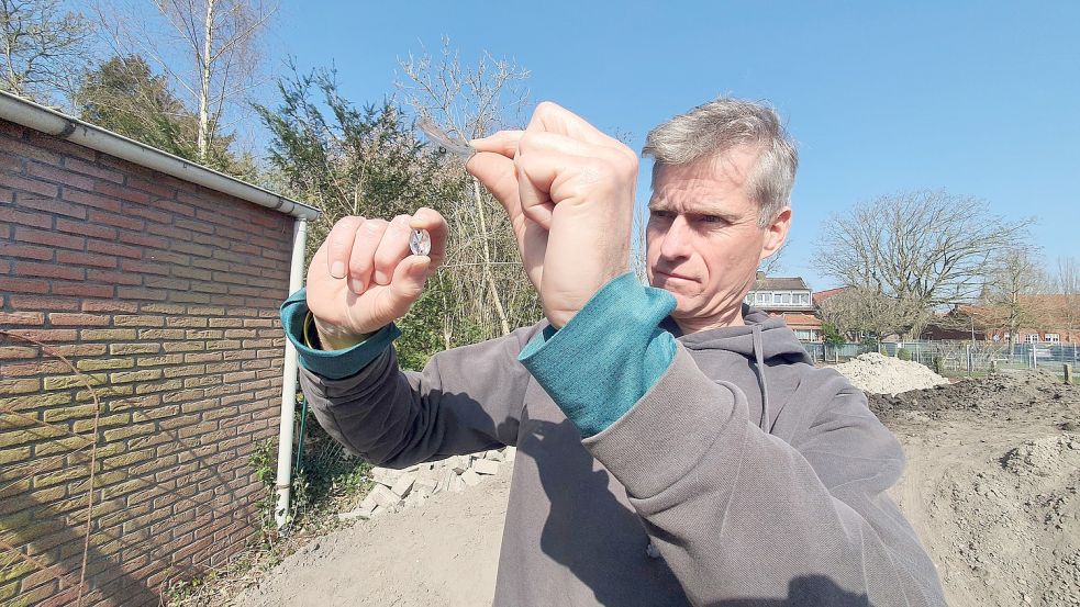 Dr. Immo Heske zeigt zwei Teile, die höchstwahrscheinlich zu einem Glasleuchter gehörten. Foto: Gettkowski