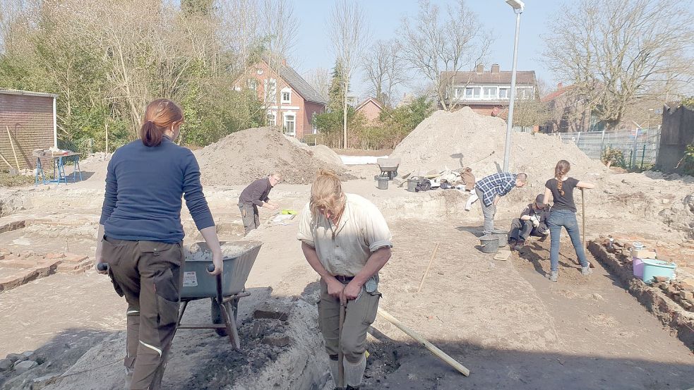 Die Lehrgrabung, bei der angehende Archäologen Einblicke in die Grabungstechnik und Dokumentation bekommen, ging an diesem Sonnabend zu Ende. Foto: Gettkowski