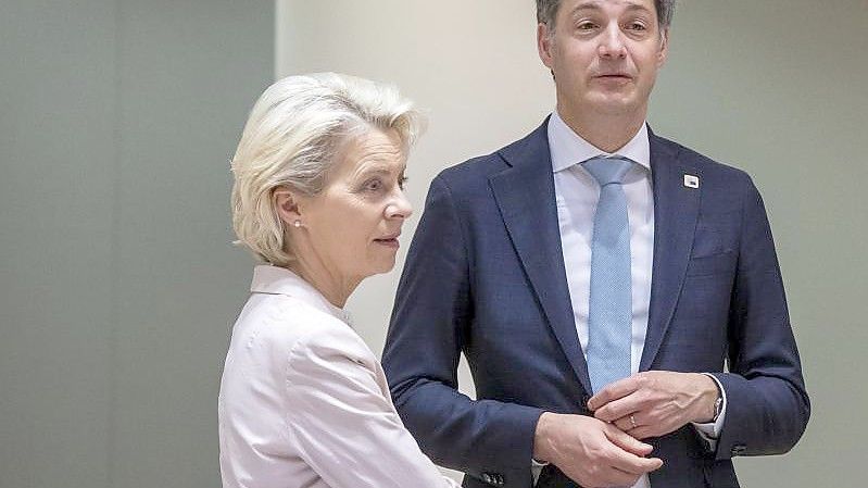 EU-Kommissionspräsidentin Ursula von der Leyen und Belgiens Premierminister Alexander De Croo beim EU-Gipfel in Brüssel. Foto: Nicolas Maeterlinck/BELGA/dpa