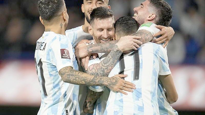 Argentiniens Lionel Messi (Mitte) feiert mit seinen Mannschaftskameraden. Foto: Natacha Pisarenko/AP/dpa
