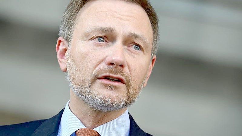 Finanzminister Christian Lindner will die Schwerpunkte des EU-Wiederaufbaufonds anpassen. Foto: Bernd von Jutrczenka/dpa