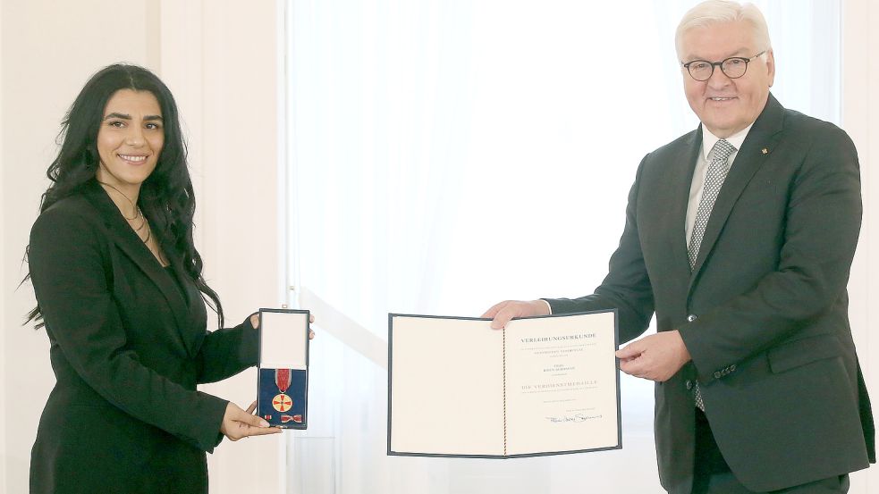 Bundespräsident Frank-Walter Steinmeier (SPD) hat die ehemalige Emder Studentin Bjeen Alhassan im November mit dem Verdienstorden der Bundesrepublik Deutschland ausgezeichnet. Foto: Kumm/dpa
