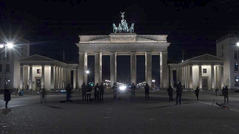 Das Brandenburger Tor liegt während der Earth Hour im Dunkeln. Foto: Paul Zinken/dpa