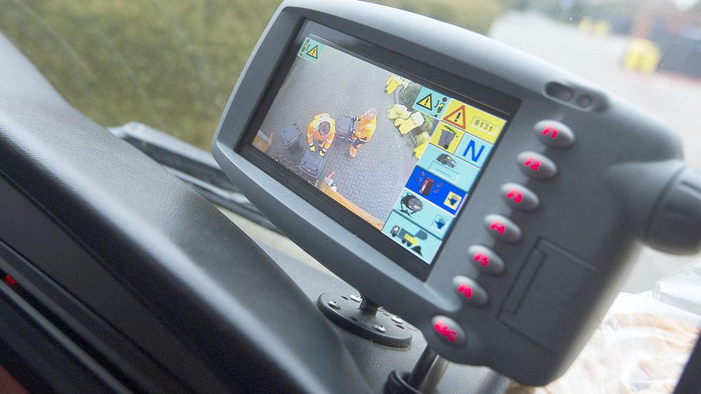 Auf einem Monitor im Fahrerhaus zeigt das Kamerabildm was hinter dem Fahrzeug passiert. Foto: J. Doden