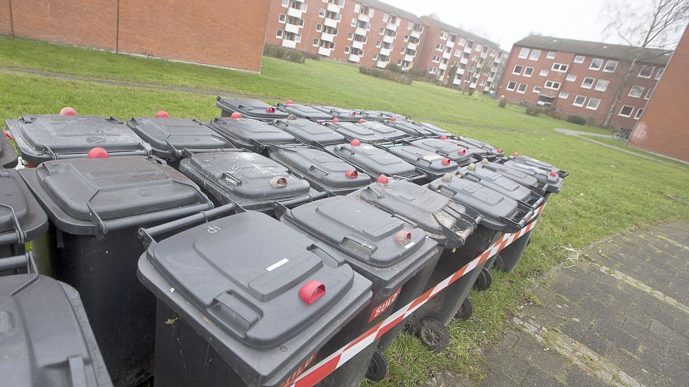 Abfahrbereit: In Barenburg warten diese Tonnen darauf, abgeholt zu werden. Bis zum 1. Februar werden dort die Sammelbehälter Hunderter Mieter gegen Großcontainer umgetauscht. Foto: J. Doden